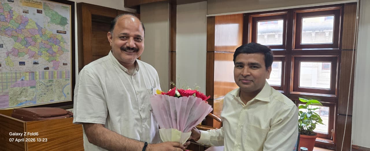 संगठन द्वारा मुख्यमंत्री को ज्ञापन सौंपते हुए